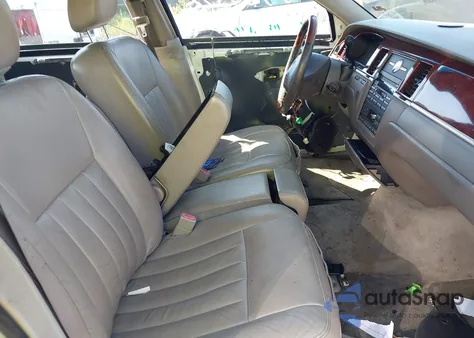 2003 Lincoln Town Car Signature z USA, uszkodzony, nr VIN 1LNHM82W73Y632552